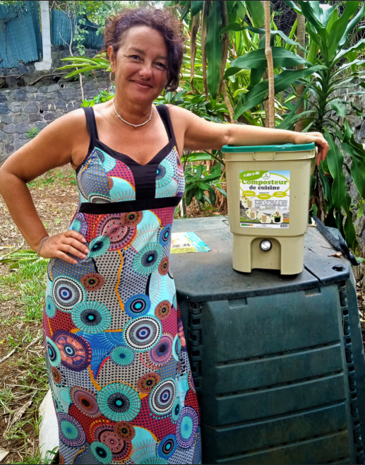 Une utilisatrice du composteur de cuisine bokashi satisfaite : elle partage son expérience